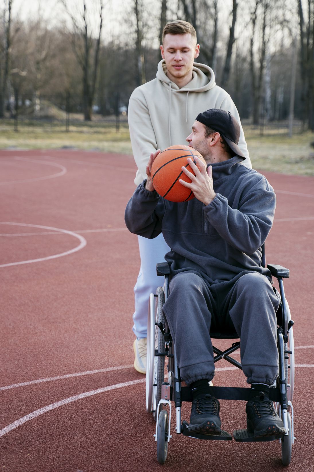 disabled-man-playing-basketball-full-shot disabled-man-playing-basketball-full-shot